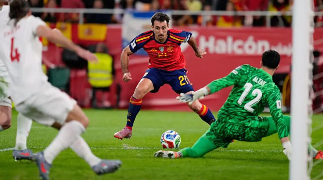 İspanya ma&ccedil;ının kahramanı Altay Bayındır a k&ouml;t&uuml; haber geldi! U&ccedil;an kuşu bile kurtarmıştı... 1