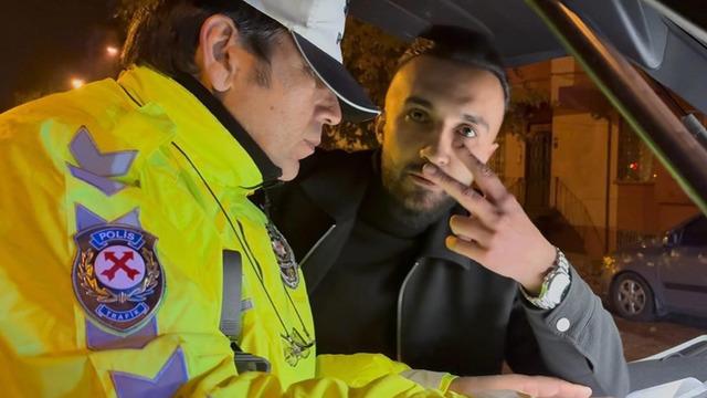 2044 yılına kadar araç kullanması yasaklandı! Yine de poz vermekten vazgeçmedi