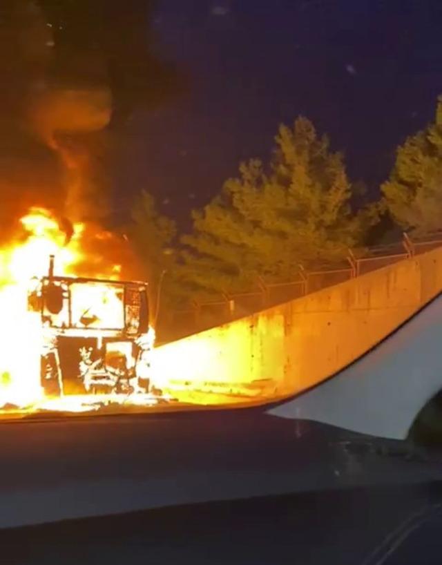 Ey&uuml;psultan&rsquo;da İETT otob&uuml;s&uuml; alev topuna d&ouml;nd&uuml; 1