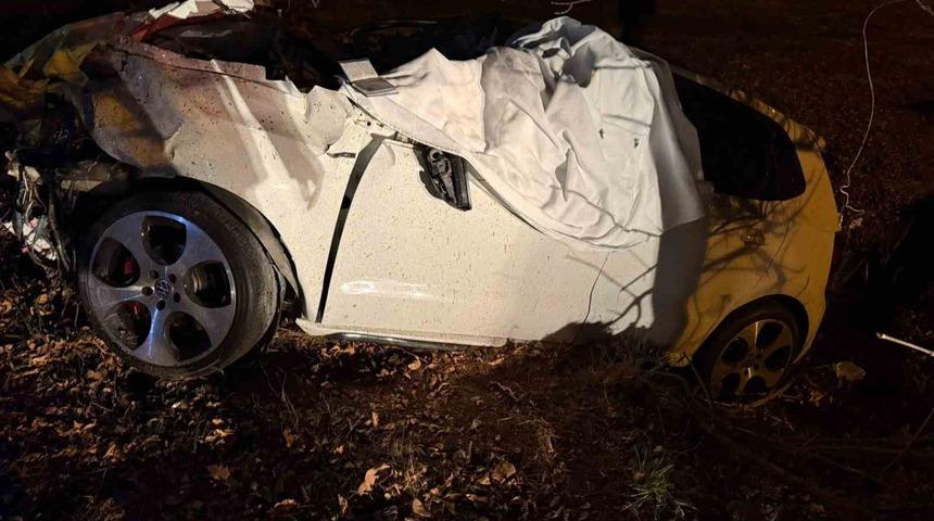 Burdur&rsquo;da kamyonet ile &ccedil;arpışan otomobil hurdaya d&ouml;nd&uuml;: 1 &ouml;l&uuml;, 1 yaralı