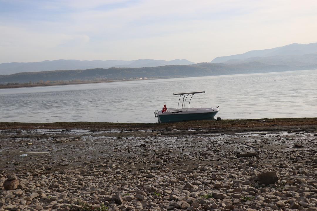 Sapanca daki korkutan kabarcılar... Şener Üşümezsoy Asıl tehlike demişti: "Depremleri tetikleyebilir" 3