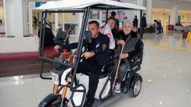 Yaşlı ve engelli hastalara golf araçlı hizmet