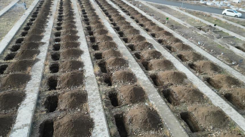 Yüzlerce mezar açıldı! Nedeni bakın ne çıktı!