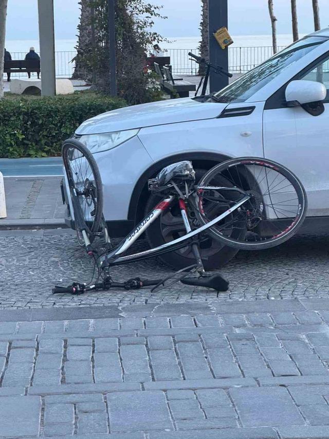 640xauto Yolun karşısına geçmek isteyen bisikletliye otomobil çarptı: 1 yaralı