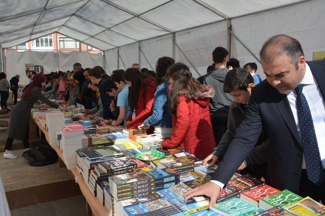 Görele’de “Gelin, Okuyalım” sloganıyla kitap fuarı açıldı