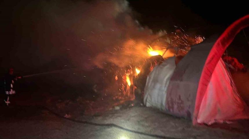 Kulu&rsquo;da bah&ccedil;edeki saman balyaları alev alev yandı