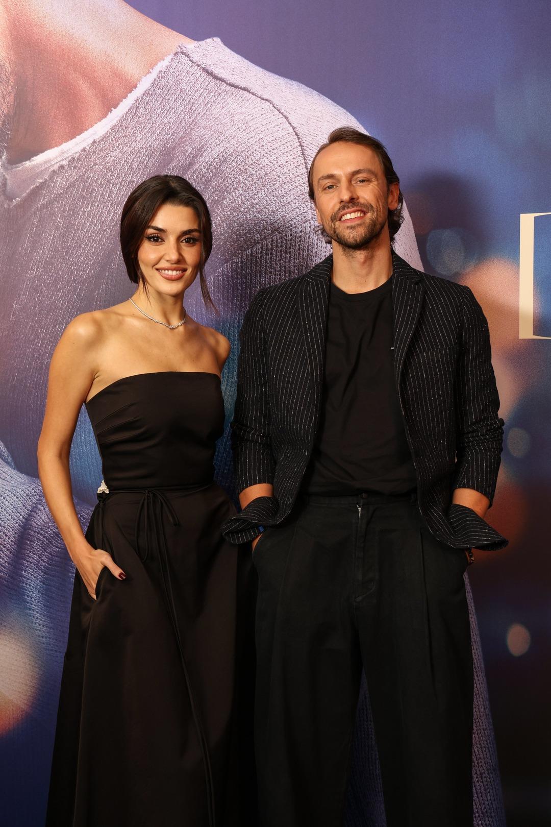 Hande Erçel  İki Dünya Bir Dilek  galasına damga vurdu! Saçı, makyajı ve elbisesi tam not aldı 3