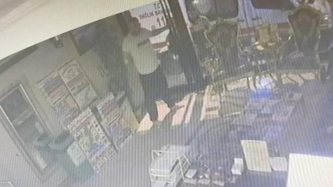 Kucağında çocukla kapıyla 6 dakika mücadele etmiş! Zehirlenerek ölen Böcek ailesinin kilitli kaldığı anlar ortaya çıktı 3