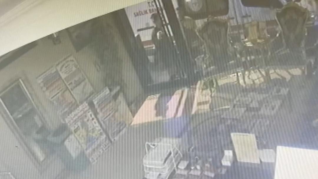 Kucağında çocukla kapıyla 6 dakika mücadele etmiş! Zehirlenerek ölen Böcek ailesinin kilitli kaldığı anlar ortaya çıktı 4