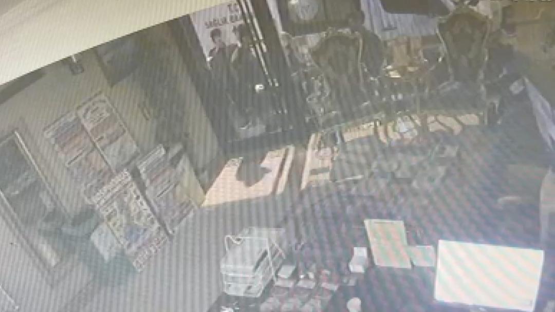 Kucağında çocukla kapıyla 6 dakika mücadele etmiş! Zehirlenerek ölen Böcek ailesinin kilitli kaldığı anlar ortaya çıktı 5