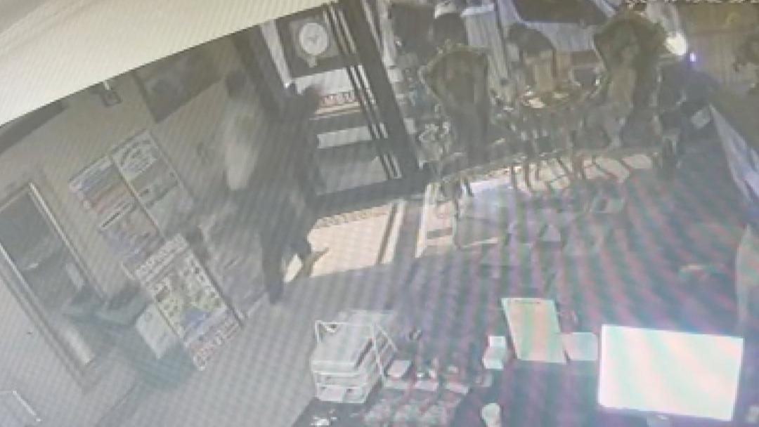 Kucağında çocukla kapıyla 6 dakika mücadele etmiş! Zehirlenerek ölen Böcek ailesinin kilitli kaldığı anlar ortaya çıktı 6