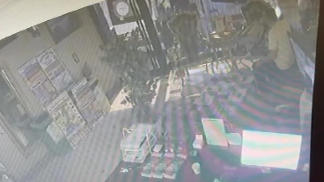 Kucağında çocukla kapıyla 6 dakika mücadele etmiş! Zehirlenerek ölen Böcek ailesinin kilitli kaldığı anlar ortaya çıktı 7