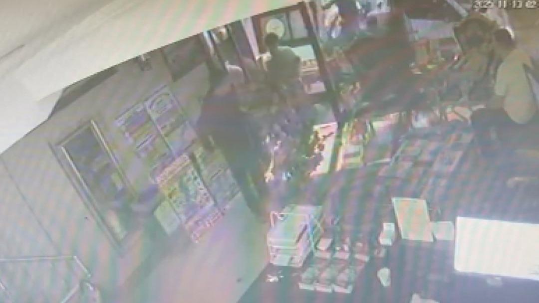 Kucağında çocukla kapıyla 6 dakika mücadele etmiş! Zehirlenerek ölen Böcek ailesinin kilitli kaldığı anlar ortaya çıktı 8