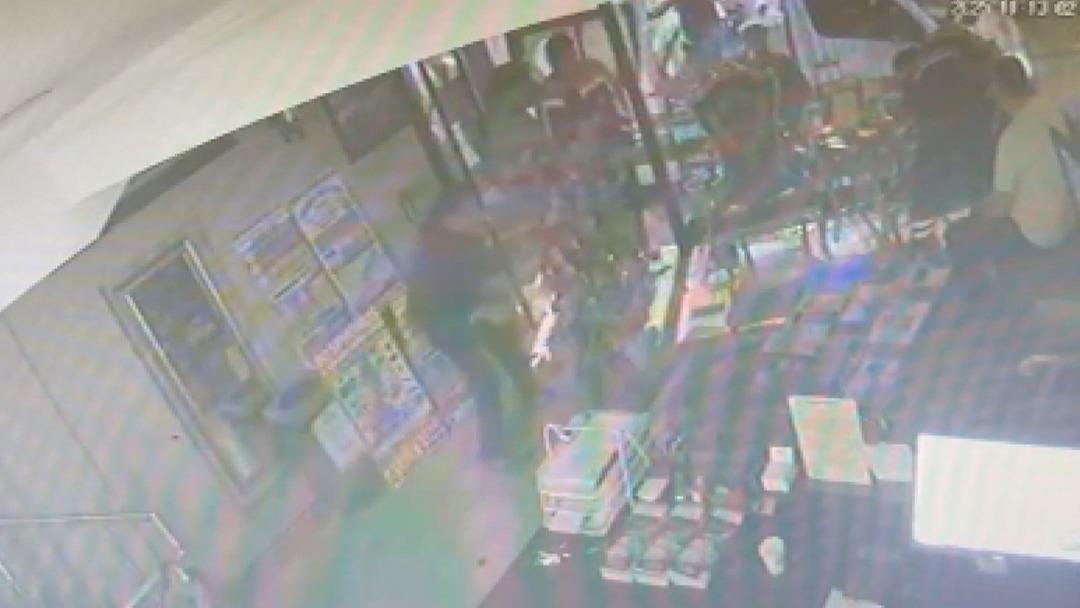 Kucağında çocukla kapıyla 6 dakika mücadele etmiş! Zehirlenerek ölen Böcek ailesinin kilitli kaldığı anlar ortaya çıktı 9