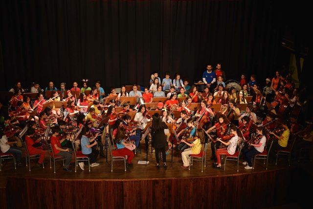 40 çocuk, 40 kemanla başlayan orkestra 800 kişilik oldu