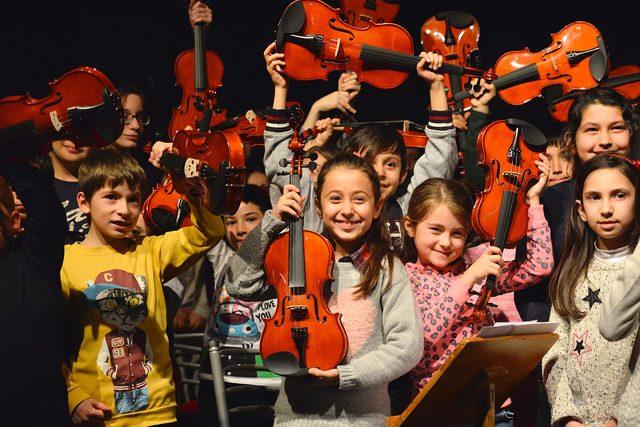 40 çocuk, 40 kemanla başlayan orkestra 800 kişilik oldu