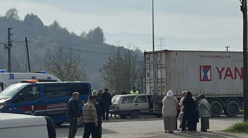 Otomobil tıra ok gibi saplandı: 2 yaralı