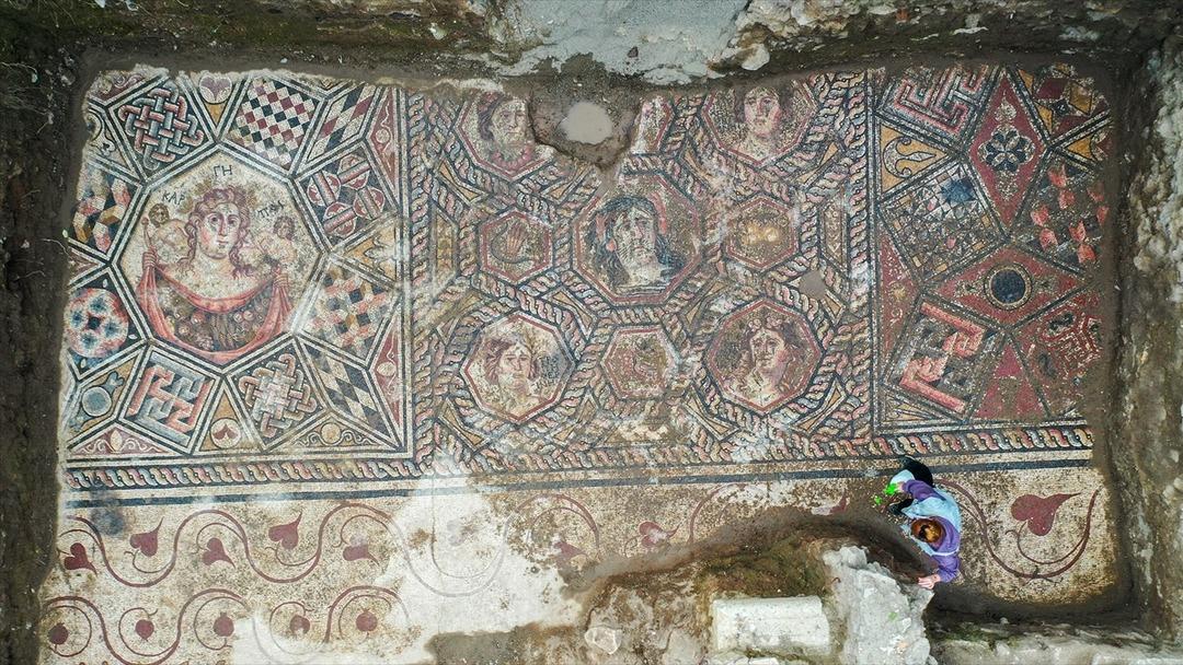 İnsan y&uuml;z&uuml; var, hamam bile olabilir! T&uuml;rkiye yi heyecanlandıran keşif 13