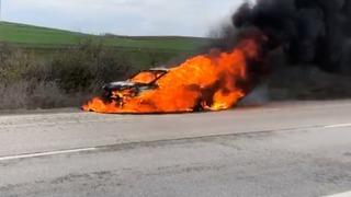 Edirne’de otomobil alev alev yandı