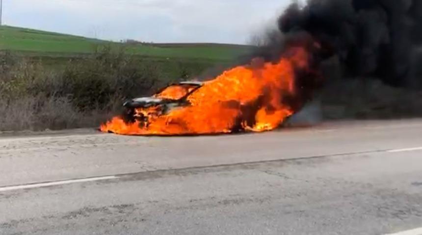 Edirne’de otomobil alev alev yandı