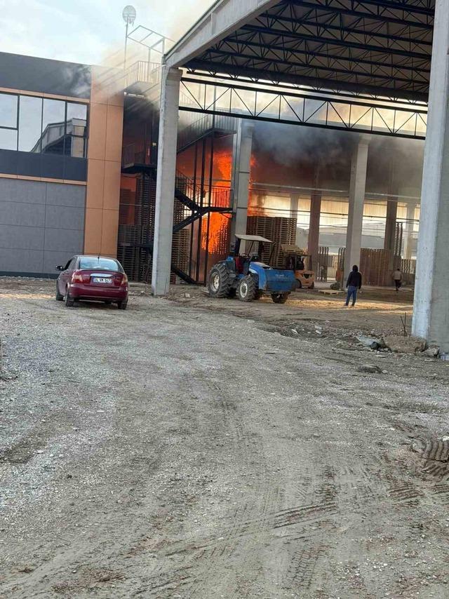Bursa’da palet fabrikası alevlere teslim oldu 5