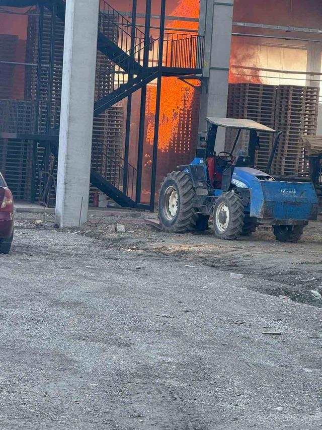Bursa’da palet fabrikası alevlere teslim oldu 4