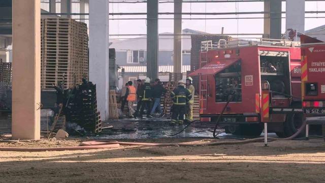 Bursa’da palet fabrikası alevlere teslim oldu 2