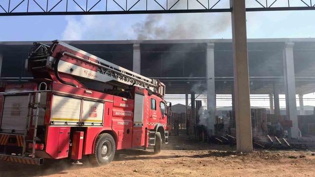 Bursa’da palet fabrikası alevlere teslim oldu 1