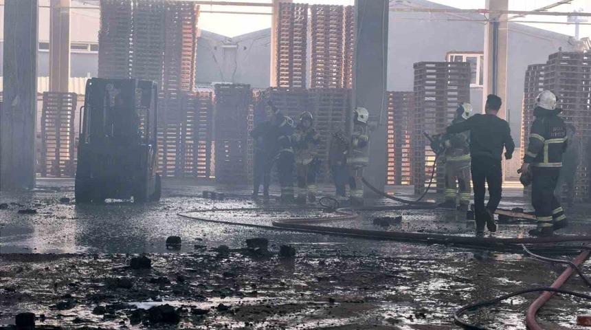 Bursa’da palet fabrikası alevlere teslim oldu