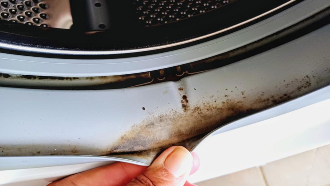 &Ccedil;amaşır makineniz k&ouml;t&uuml; m&uuml; kokuyor? Evde sadece 90 liraya temizledi! Makinedeki kireci ve kokuyu 3 adımda yok edin  4