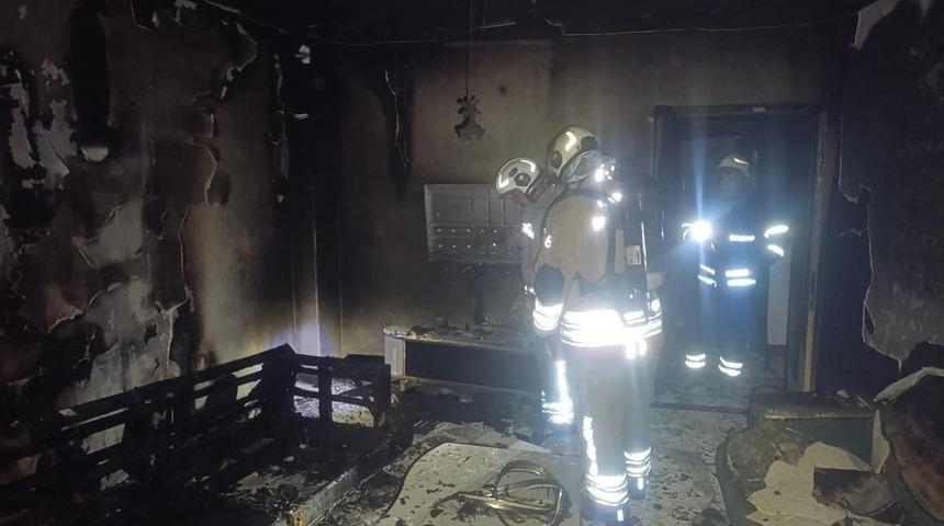 Antakya&rsquo;da yanan ev kullanılmaz hale geldi