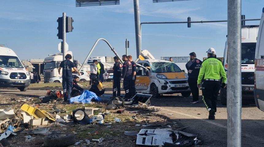 Son dakika | En az 2 kişi &ouml;ld&uuml;, yaralılar da var! Diyarbakır&rsquo;daki kazada &uuml;&ccedil; ara&ccedil; &ccedil;arpıştı