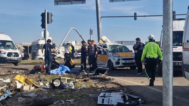 Son dakika | En az 2 kişi öldü, yaralılar da var! Diyarbakır’daki kazada üç araç çarpıştı