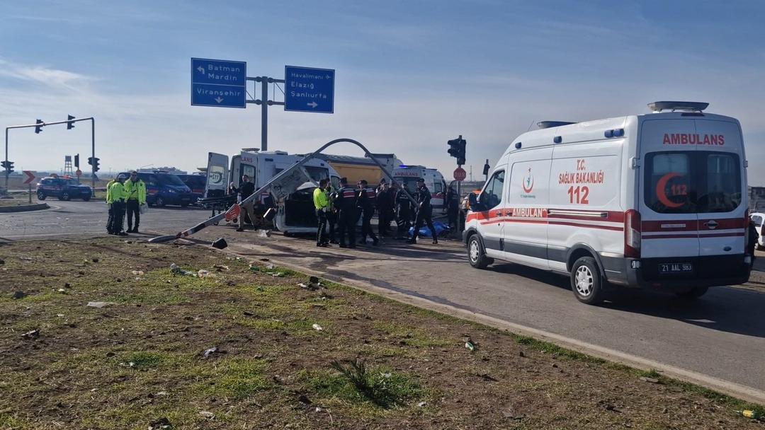 1200xauto Son dakika | En az 2 kişi öldü, yaralılar da var! Diyarbakır’daki kazada üç araç çarpıştı