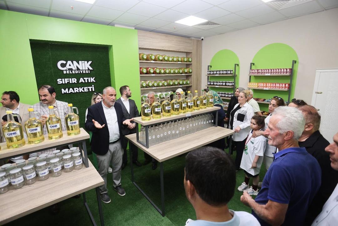 Bu markette para geçmiyor! Çöpe atmayıp ürün alıyorlar 1