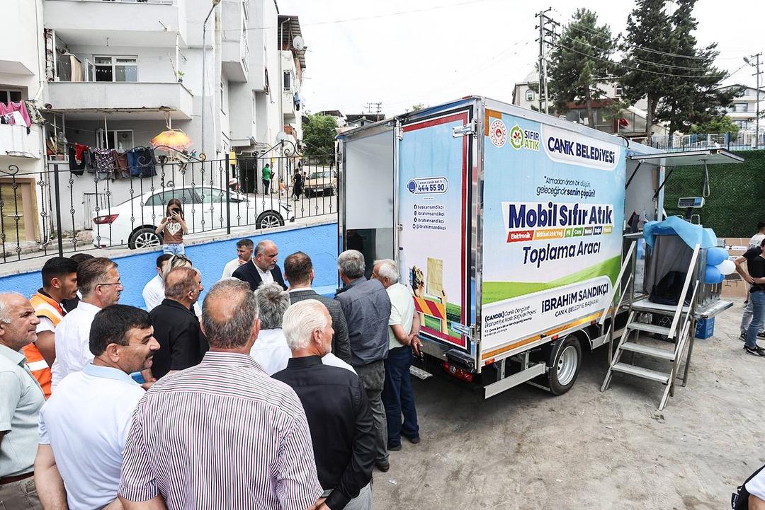 Bu markette para geçmiyor! Çöpe atmayıp ürün alıyorlar 2