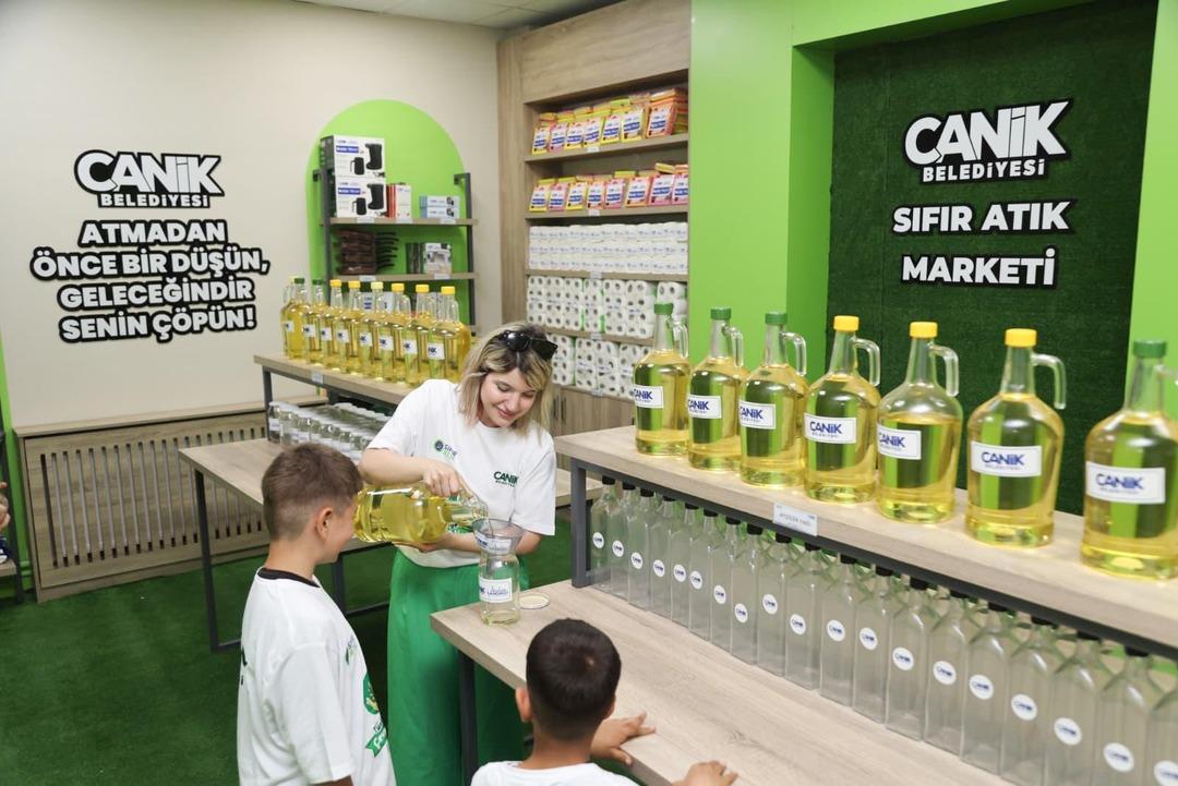 Bu markette para geçmiyor! Çöpe atmayıp ürün alıyorlar 3