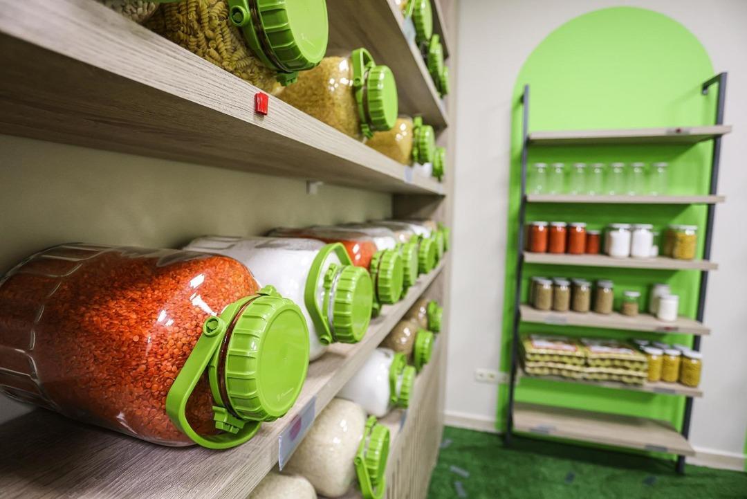 Bu markette para geçmiyor! Çöpe atmayıp ürün alıyorlar 4