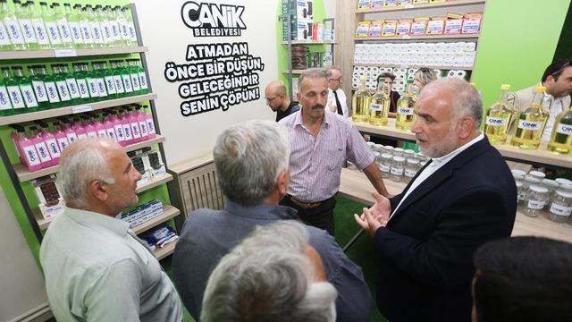 Bu markette para geçmiyor! Çöpe atmayıp ürün alıyorlar