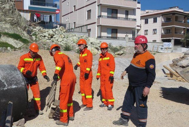 Afet gönüllülerinden nefes kesen tatbikat