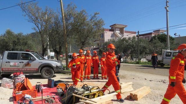 Afet gönüllülerinden nefes kesen tatbikat