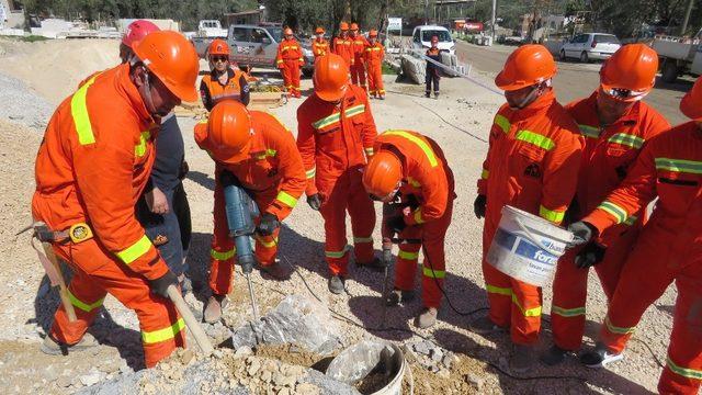 Afet gönüllülerinden nefes kesen tatbikat