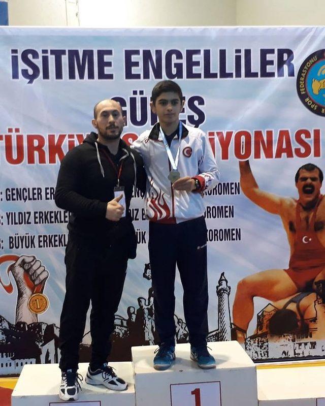 Palandöken Belediye Spor güreş takımı sporcusu Türkiye şampiyonu oldu