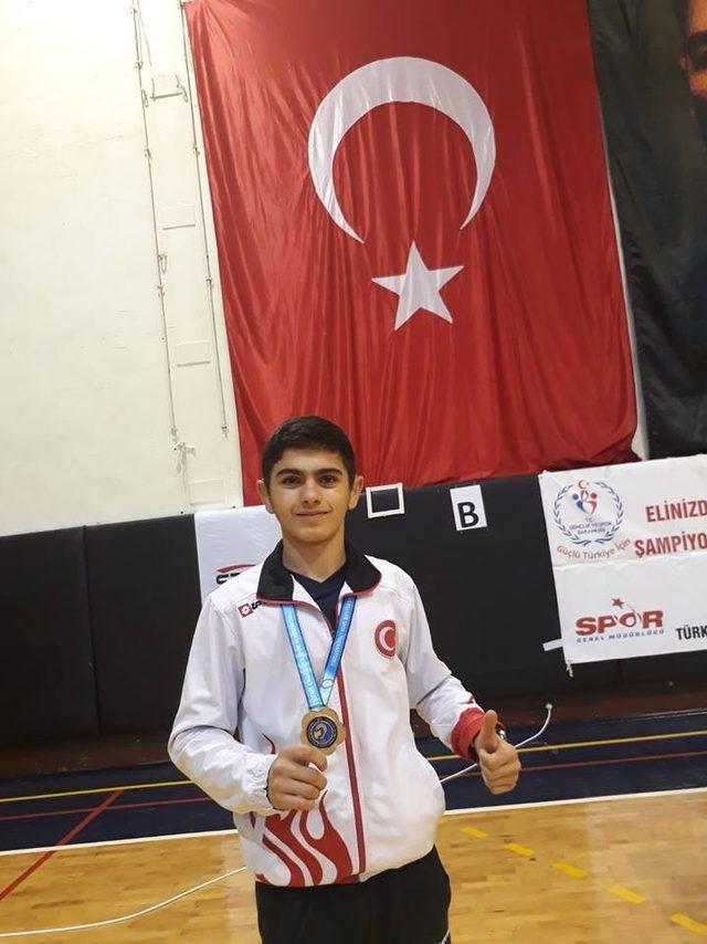 Palandöken Belediye Spor güreş takımı sporcusu Türkiye şampiyonu oldu