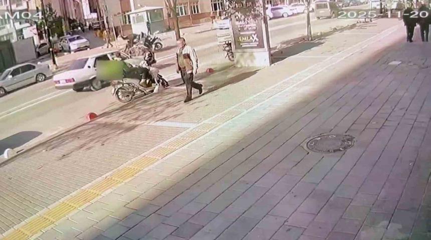 Motosiklet s&uuml;r&uuml;c&uuml;s&uuml;n&uuml;n dikkatsizliği kazaya neden oldu