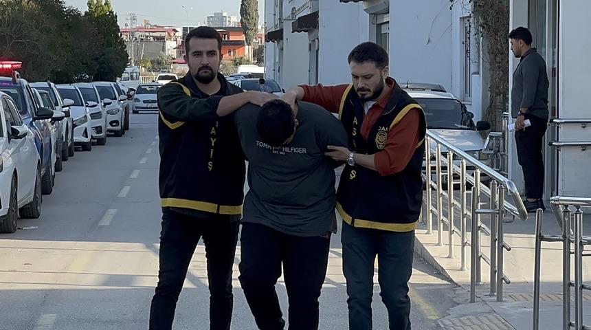 Adana'da komşular arasında bı&ccedil;aklı kavga: Baba &ouml;ld&uuml;, 2 oğlu yaralandı