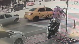 Yaya geçidinde anne ve bebeğe otomobil böyle çarptı