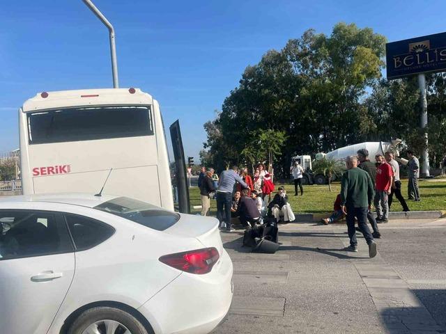 640xauto Antalya’da yolcu midibüsü ile otomobil çarpıştı: 4 yaralı