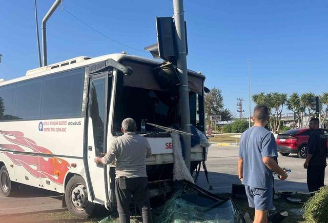 640xauto Antalya’da yolcu midibüsü ile otomobil çarpıştı: 4 yaralı