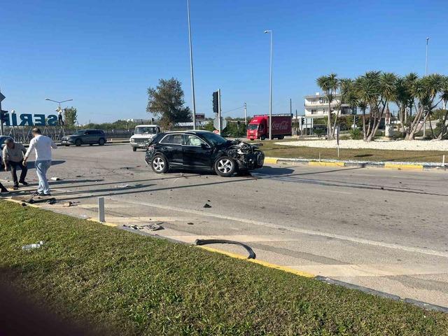640xauto Antalya’da yolcu midibüsü ile otomobil çarpıştı: 4 yaralı